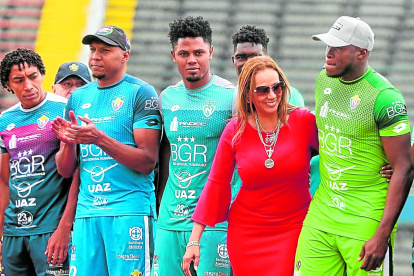 En el arranque de la temporada parecía que todo estaba solucionado, pero la crisis económica golpeó con fuerza. El arquero Johan Padilla (verde) se fue de El Nacional después de varios problemas con la presidenta, Lucía Vallecilla (rojo). Incluso, el jugador pidió la habilitación acusando una falta de pago. Máximo Banguera (gorra negra) también se fue del equipo para tener más oportunidades de jugar.