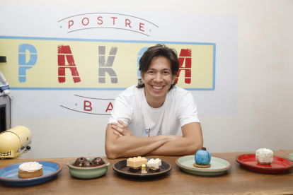 Jimmy Román, guayaquileños y emprendedor de 41 años de edad, en su local de dulces.