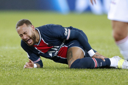 El atacante brasileño salió el domingo de la cancha llorando y visiblemente afectado por el dolor.