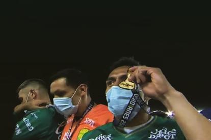 Ángel Mena (d), delantero del León, celebra con la medalla el cetro del fútbol mexicano.