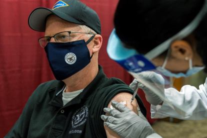 Bethesda (United States), 14/12/2020.- Acting Secretary of Defense Christopher Miller (L), gets his first shot of the Pfizer-BioNTech COVID-19 vaccine, administered by HN Samantha Alvarez (R), at the Walter Reed National Military Medical Center in Bethesda, Maryland, 14 December 2020, as the US kicked off the biggest vaccination campaign in history in an effort to get protection against the COVID-19 and start beating back the pandemic. (Estados Unidos) EFE/EPA/MANUEL BALCE CENATA / POOL