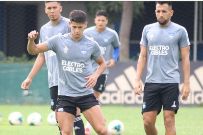 Facundo Barceló (c) se ha convertido en la esperanza de gol de Emelec.