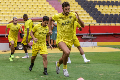 Bruno Piñatares (d), volante de Barcelona, será titular mañana en el Monumental. Matías Oyola estará en la banca.