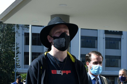 Ola Bino no puede salir del país y se presenta periódicamente ante la Fiscalía.