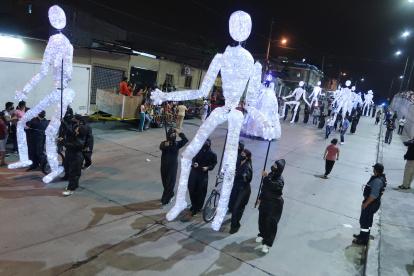El desfile de gigantes de luz en la cooperativa Juan Montalvo, al norte de Guayaquil.