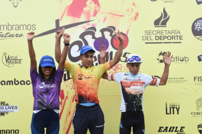 1. Líderes. Marcela Peñafiel, en la categoría damas (i); Nixon Rosero, en la juvenil, y Anthony Carapaz, en la prejuvenil, fueron los ganadores de la contrarreloj ayer.