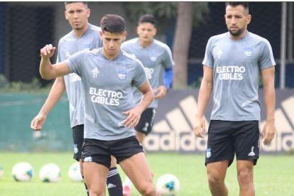El olfato goleador de Facundo Barceló (c) apareció en la parte final, pero el penalti que falló en el Clásico lo marcó.
