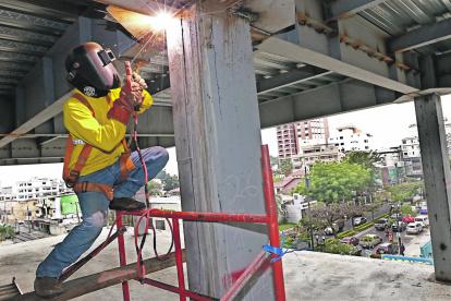 Construcción. Un obrero trabaja en uno de los puntos del hotel Fortich cuyas obras se reiniciaron a inicios de este año, tras casi una década de para.
