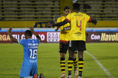 Los jugadores de Barcelona celebraron por ganar la segunda fase y tener la posibilidad de disputar el título de la LigaPro, mientras que los de Universidad Católica por volver a los 41 años a la Copa Libertadores.