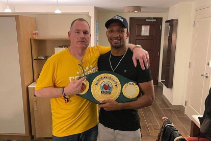 El campeón mundial súper mediano junto a su mánager y representante, Mike Criscio, luego del combate.