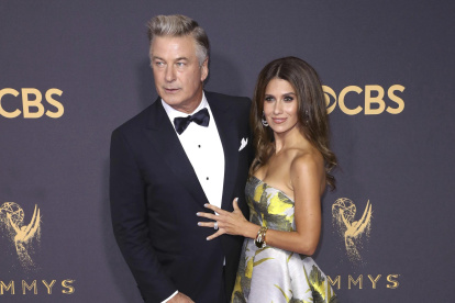 En la imagen, el actor estadounidense Alec Baldwin (i) posa con su esposa, Hilaria Baldwin.