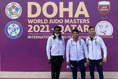 Tricolor. El equipo nacional en Doha, Catar, llegó ayer y está integrado por Vanessa Chalá, el entrenador José Romero y Lenin Preciado.