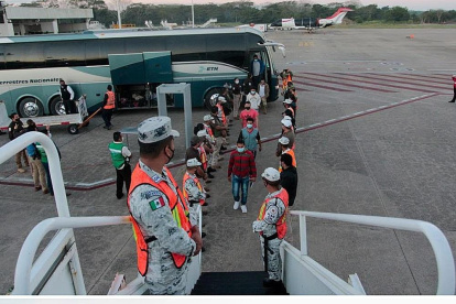 Combo de fotografías cedidas este martes por el Instituto Nacional de Migración (INM) donde se observa un retorno asistido de migrantes.