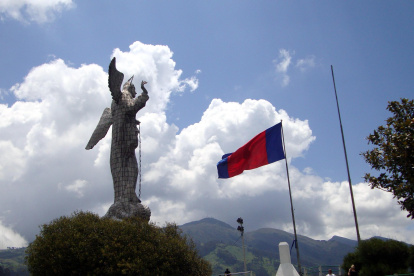 Propuesta. El candidato presidencial Guillermo Lasso prometió buscar la tecnología para que la Virgen gire.