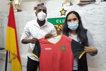 Geovanny Nazareno junto a Nataly Villavicencio, presidenta del equipo azuayo.