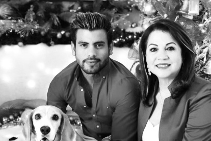 Recuerdo de Efraín Ruales junto a su mamá y a su perro.