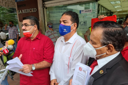 Unidad Popular presenta una denuncia en contra del ministro de Salud, Juan Carlos Zevallos, por los presuntos delitos de peculado, tráfico de influencias y desacato en el marco del proceso de vacunación en contra de la COVID-19.