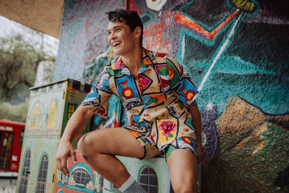 Figuras de flores y animales en las telas predominan en las creaciones de Torres.