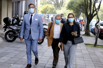 Defensa. Paúl Ocaña acompañó al general retirado Enrique Espinosa de los Monteros a una versión en Fiscalía.