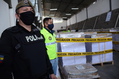 Custodia. En las bodegas del IGM miembros de Fuerzas Armadas y de la Policía custodian el material que presenta fallas.