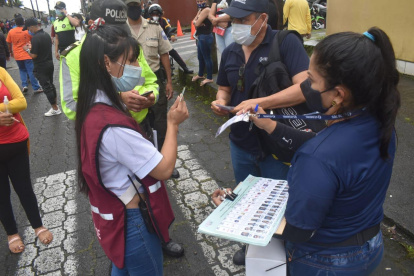 Momentos en que la presidenta de una junta le pide a una encuestadora retirarse.