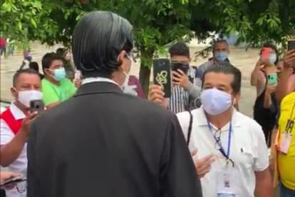 El sospechoso fue increpado por votantes y delegados de partidos por una supuesta sustracción de papeletas.