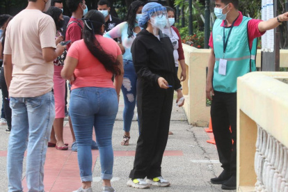 Muchas personas asistieron a sufragar con extremas medidas de bioseguridad, totalmente forrados