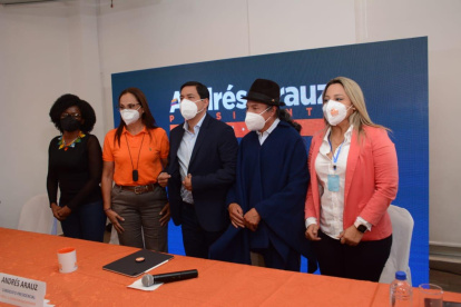 El candidato Arauz junto a otros aspirantes a la Asamblea de la alianza UNES.