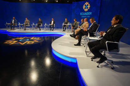 Los candidatos en el debate presidencial organizado por el CNE.