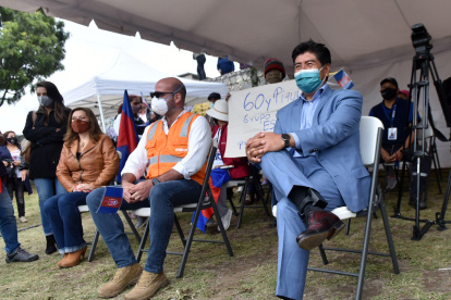 El alcalde Yunda lució el grillete en la inauguración de una obra.