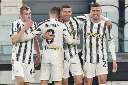Los jugadores de la Juventus felicitan al portugués Cristiano Ronaldo después de marcar el primer gol