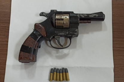 El revolver y la cadena que encontraron como evidencia a dos asaltantes de taxistas.