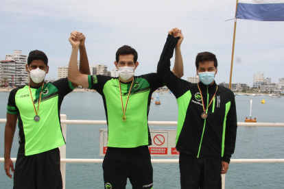 Equipo. Esteban (c), David Farinango (i) y David Castro coparon el podio de los 10 km.