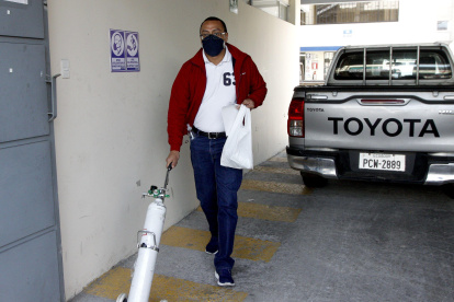 En julio de 2020, durante el primer pico de la pandemia en Quito, los tanques de oxígeno se pusieron escasos y el precio de ellos y de las recargas se incrementó.



09 DE JULIO DEL 2020

. Angelo Chamba. (ag-extra ag-expreso ag-quito)