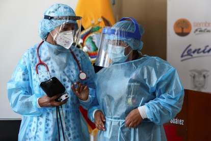 Personal médico del Hospital Centinela Pablo Arturo Suárez se alista para iniciar la vacunación contra la covid-19 en Quito.