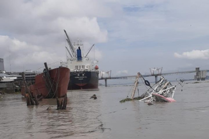 El martes 2 de marzo de 2021 se hundió en el río Guayas una embarcación abandonada en el río Guayas.