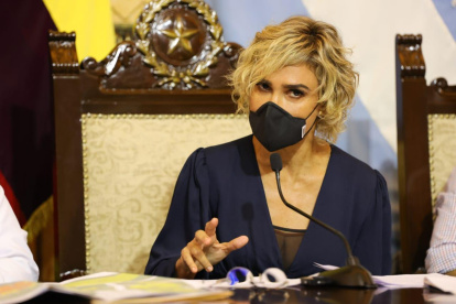 La alcaldesa Cynthia Viteri en la rueda de prensa en la que anunció el proceso de vacunación.