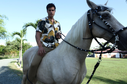 Danilo promociona su libro Cuando nadie me ve. Disponible en Amazon.