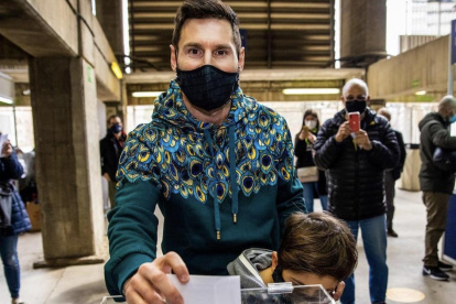 Lionel Messi mientras ejerce su derecho al voto en las elecciones del FC. Barcelona.