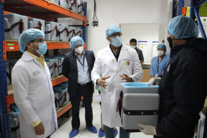 El ministro de Salud aseguró que las vacunas que donó Chile, que permanecen en Guayaquil, serán administradas a personal médico.