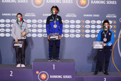 Podio. Mollocana (c) hizo sonar el himno de Ecuador en Italia tras liderar el torneo.