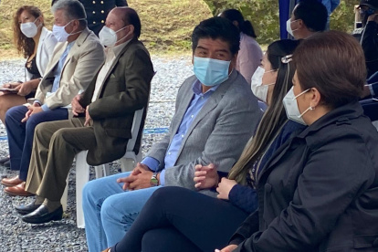 Actividad. Este jueves el alcalde Jorge Yunda asistió a la entrega de una cancha sintética en el sur de Quito.