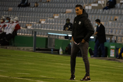 Juan Rescalvo dirigió a Emelec ante Macará, porque su hermano estaba suspendido.