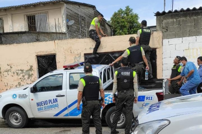 La Policía recaba indicios en el domicilio de la familia Ibáñez.
