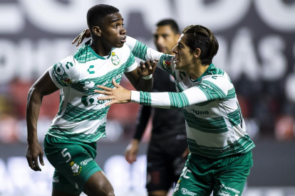Félix Torres (i) celebra luego de marcar el tanto frente a Xolos en la Liga MX.