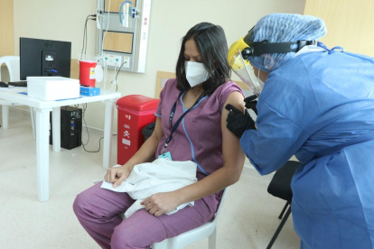 Vacunación. Este fin de semana continuó a administración de la primera dosis a los trabajadores de la salud.