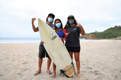 Equipo. Israel Barona (i), Susana Berrezueta y Mimi Barona, integrantes de la Tricolor.