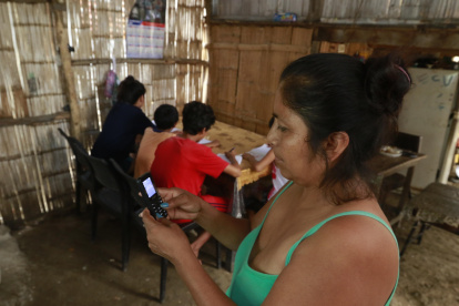 Sin recursos tecnológicos, para una clase virtual, los padres de familia se las han ingeniado para ayudar a sus hijos a no perder el año..