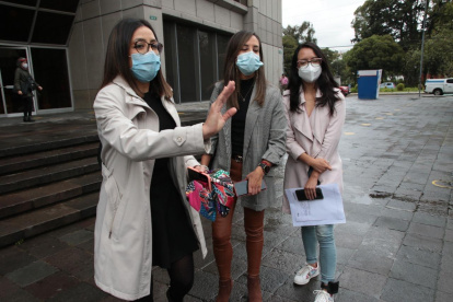 Procesada. Linda Guamán (derecha), afuera de la Fiscalía en compañía de su abogada defensora, Lolo Miño.