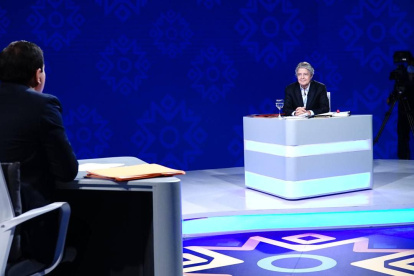 Candidatos. No siempre estuvieron solos. En las pausas, sus asesores los aconsejaron.